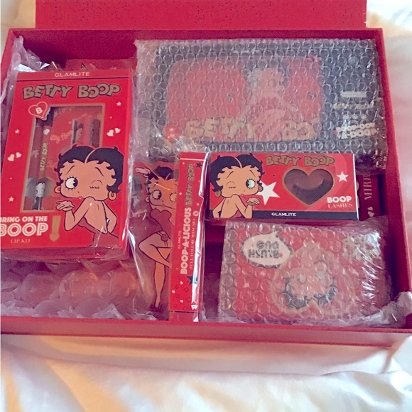 Betty Boop PR 7 pcs Box Set Eyeshadow Lashes Lip Kit Mirror Blush+ Bag New - Picture 5 of 6